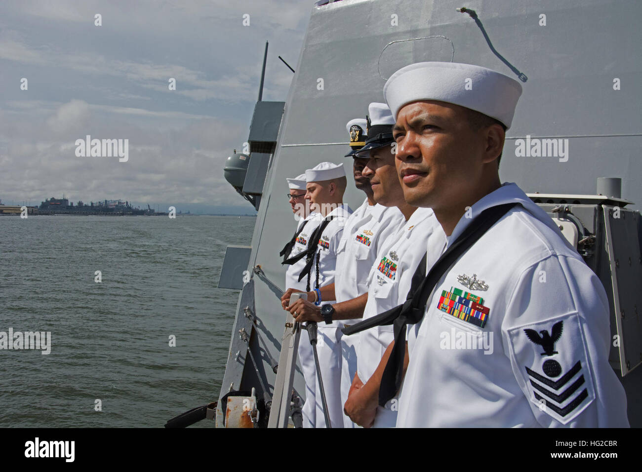 NORFOLK (1. Juni 2016) Seeleute an Bord der geführte Flugkörper-Zerstörer USS Mason (DDG-87) Mensch die Schienen als Mason Naval Station Norfolk als Bestandteil der Eisenhower Carrier Strike Group fährt (Ike CSG) Bereitstellung zur Unterstützung von maritimer Sicherheitsoperationen und Sicherheitsbemühungen Zusammenarbeit Theater in der US-5. und 6. Flotte Einsatzgebiete. Die Ike-CSG umfasst USS Dwight D. Eisenhower (CVN-69) (Ike), Carrier Air Wing (CVW) 3, Zerstörer Geschwader (DESRON) 26 und Schiffe USS San Jacinto (CG-56), USS Monterey (CG-61), USS Stout (DDG-55), USS Roosevelt (DDG-80), USS Nitze (DDG-87) und Mason. (US-N Stockfoto