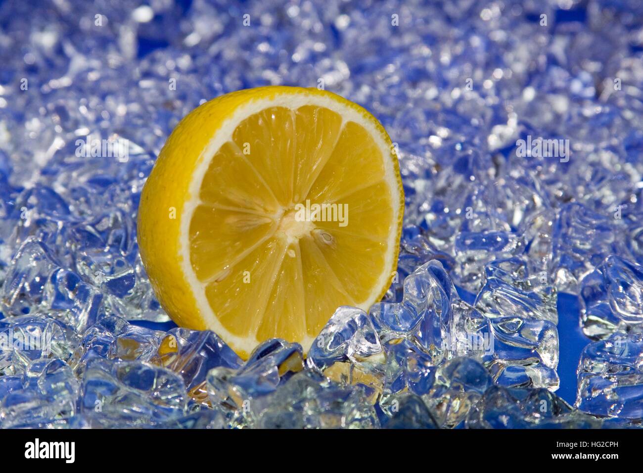 frische Zitrone auf dem kalten Eis Stockfoto