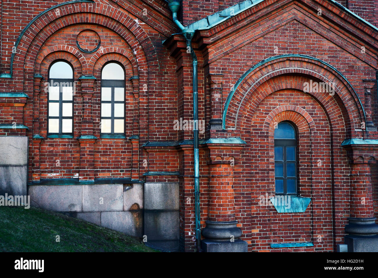 alte Mauer aus Backstein mit falschen Rundbogen, horizontale Stockfoto