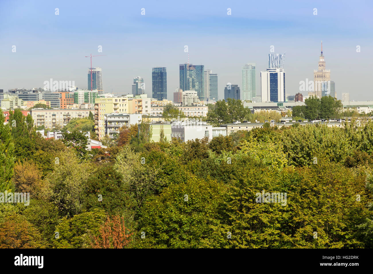 Ansicht von Warschau - Hauptstadt Polens. Innenstadt mit Palast der Kultur und Wissenschaft und Grünflächen. Stockfoto
