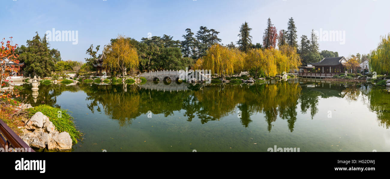 Inspiriert durch die Jahrhunderte alte chinesische Tradition der Privatgärten für wissenschaftliche Beschäftigungen, Liu Fang Yuan oder den Garten des fließenden Duft entwickelt, Stockfoto
