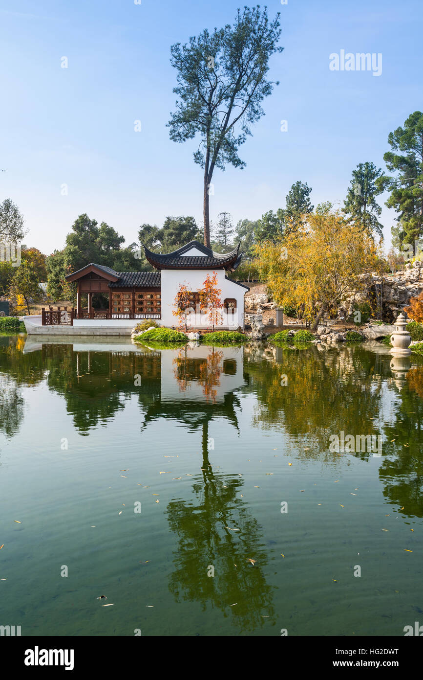 Inspiriert durch die Jahrhunderte alte chinesische Tradition der Privatgärten für wissenschaftliche Beschäftigungen, Liu Fang Yuan oder den Garten des fließenden Duft entwickelt, Stockfoto