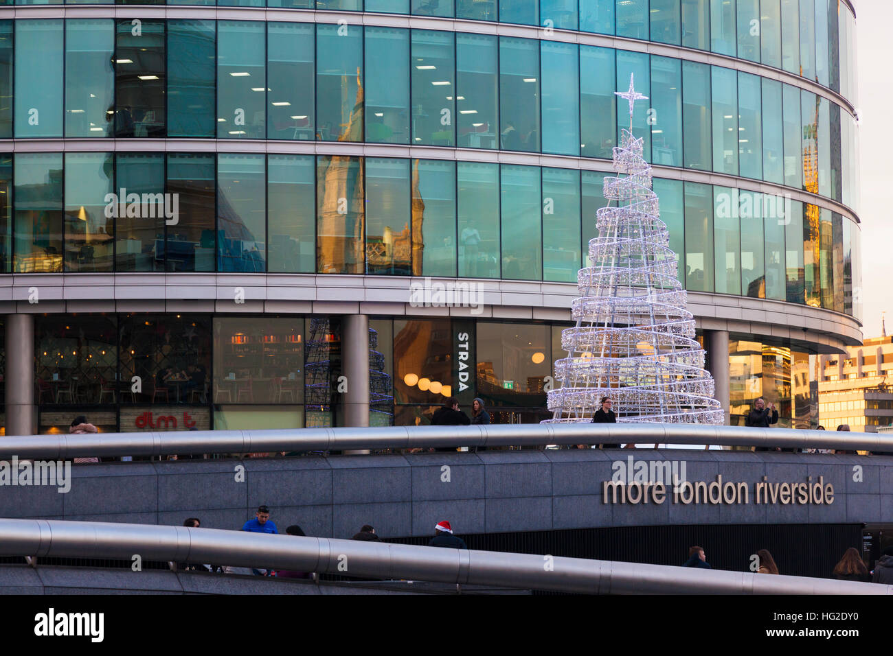 zeitgenössische weißen Weihnachtsbaum mehr London Riverside, London, UK Stockfoto