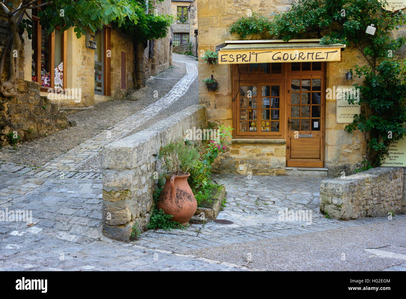 Typische französische Stadtbild mit einem Gourmet-Shop vorne und Kopfsteinpflaster Straßen in der traditionellen Stadt Beynac-et-Cazenac, Frankreich. Stockfoto