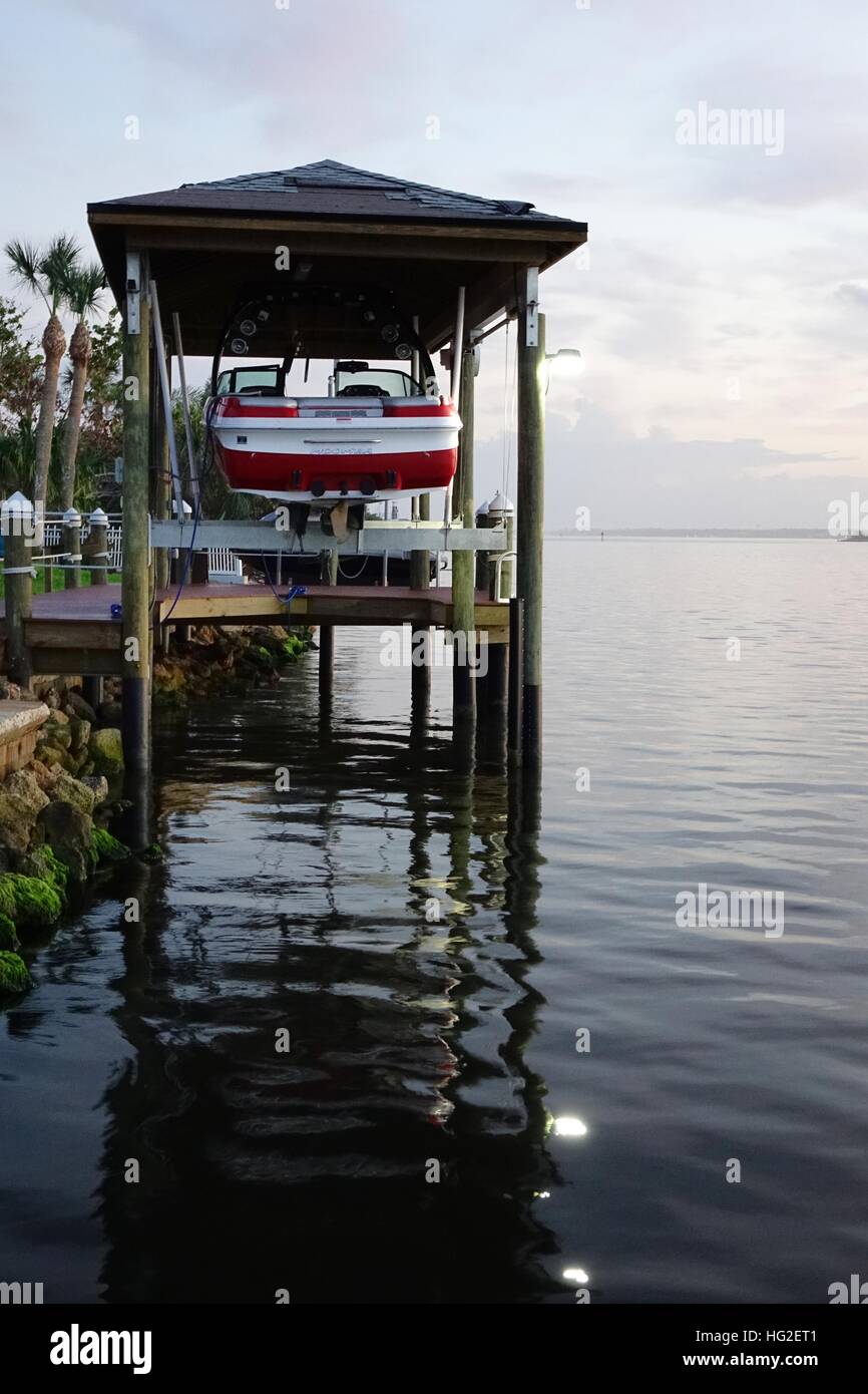 Bootsanlegestelle mit hängenden Boot auf die Halifax River, Florida Stockfoto