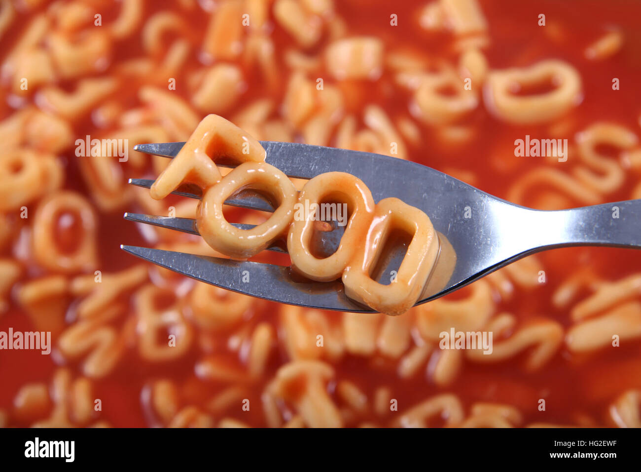 Spaghetti-Brief, die Schreibweise des Wortes "Lebensmittel" mit den Buchstaben auf einer Gabel aufgehalten. Stockfoto