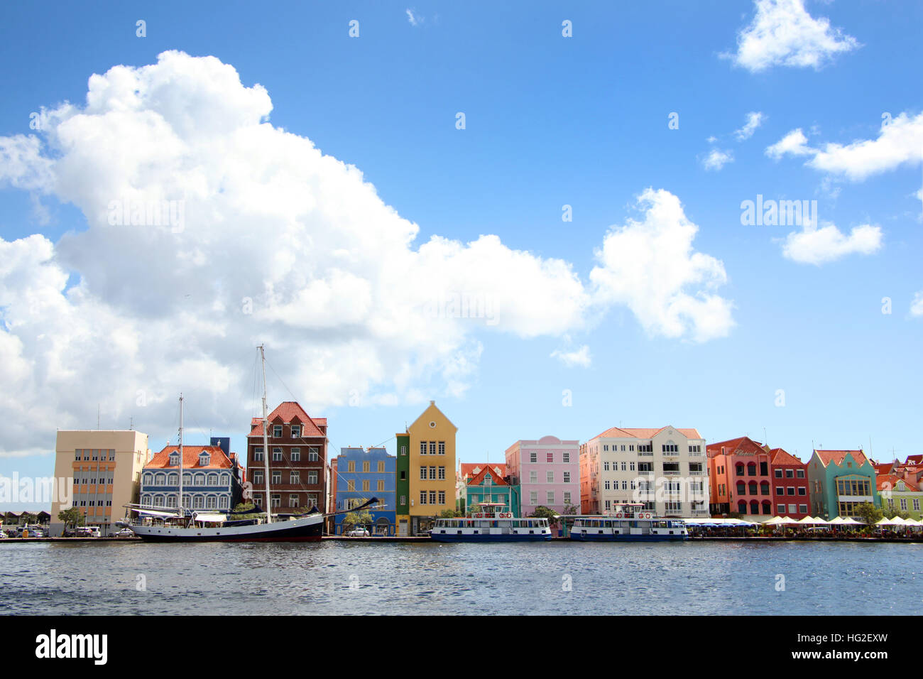 Uferpromenade von den niederländischen Antillen Willemstad, mit schönen bunten Gebäuden entlang der Gewässer Rand, Curaçao, Karibik. Stockfoto