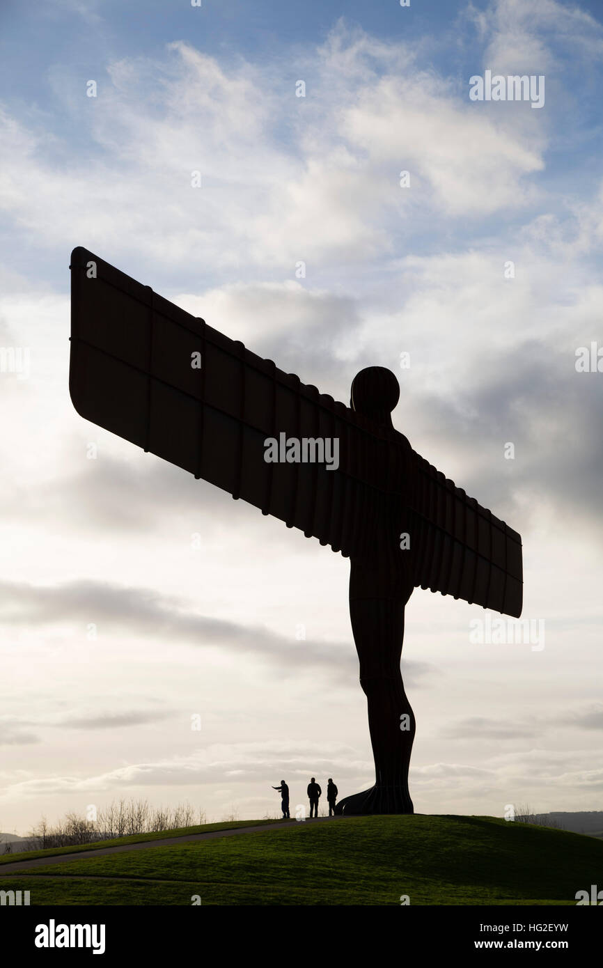 Menschen besuchen die Engel des Nordens in Gateshead, England. Die Skulptur, entworfen von dem Künstler Antony Gormley, wurde im Jahr 1998 vorgestellt. Stockfoto
