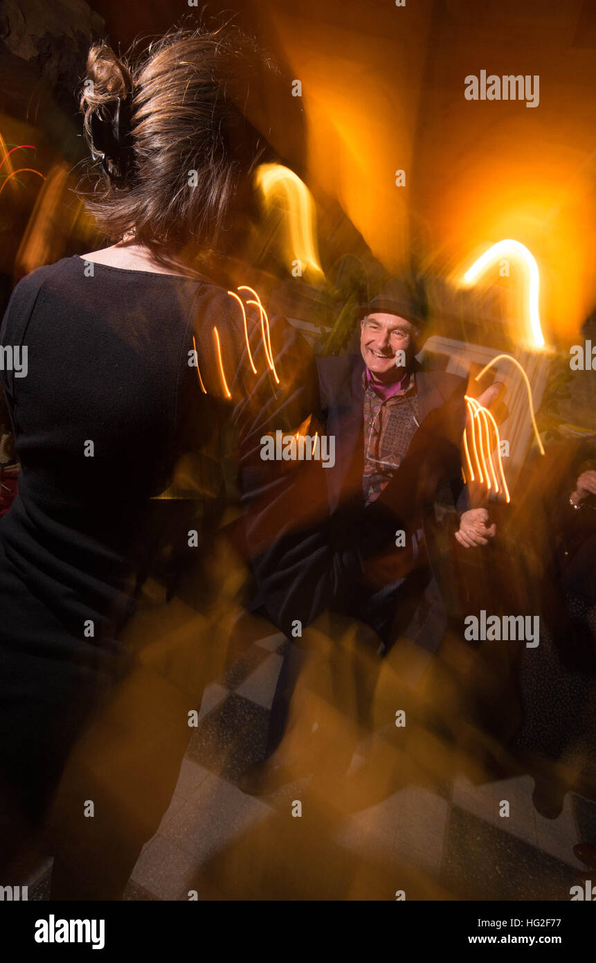Mitte im Alter von Mann und Frau tanzt Stockfoto