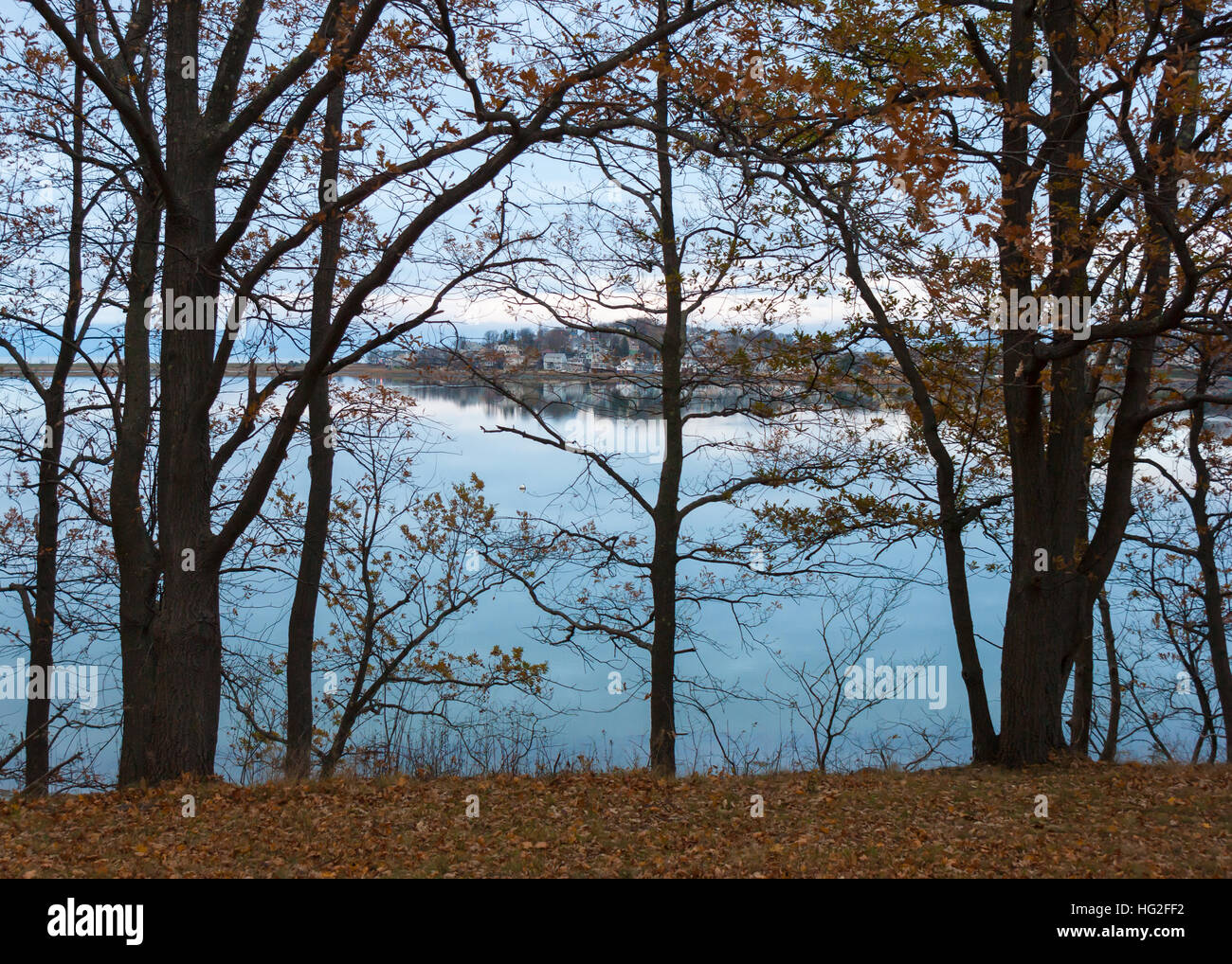 Bäumen gesäumten Ufer der Mündung des Flusses Weir, mit Rumpf Waterfront Häuser im Hintergrund, gesehen von der Welt Ende Park in Hingham, Massachusetts. Stockfoto