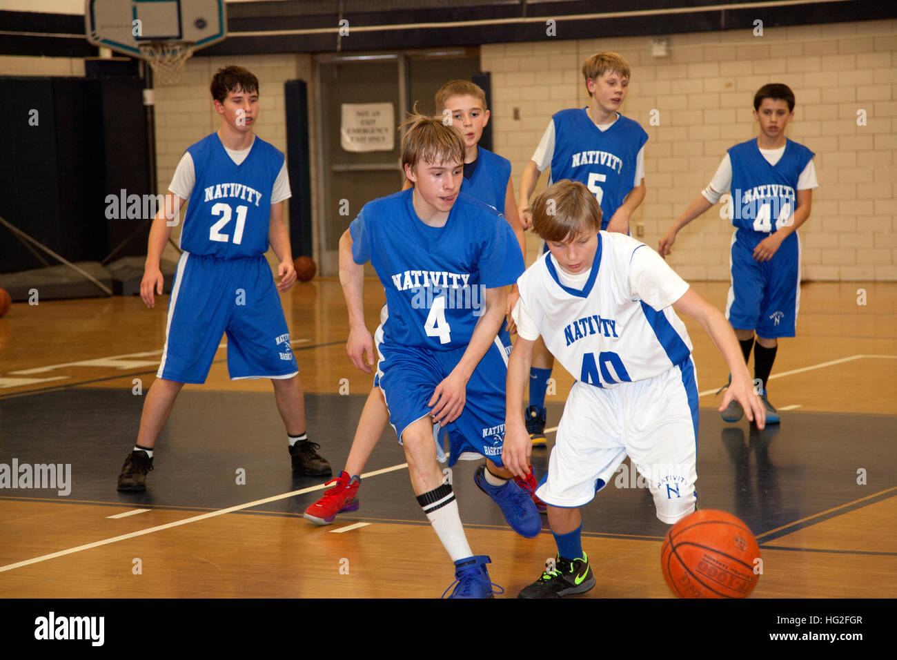 Junge Teen-Boys Alter von 13 Jahren Basketball spielen in der Turnhalle der Schule St.Paul Minnesota MN USA Stockfoto