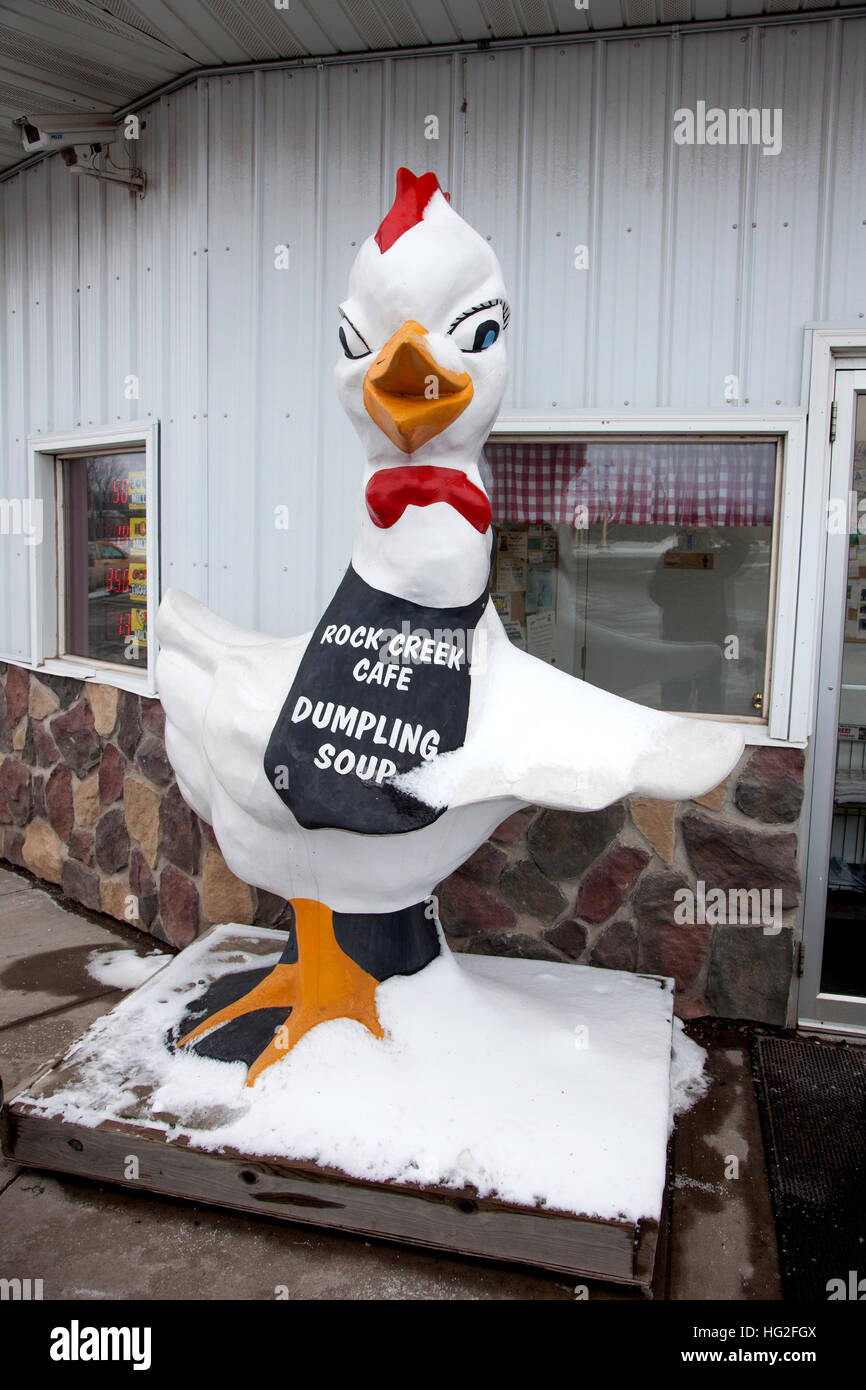 Riesige Huhn Skulptur Werbung der Rock Creek Cafe Knödelsuppe. Pine Stadt Minnesota MN USA Stockfoto