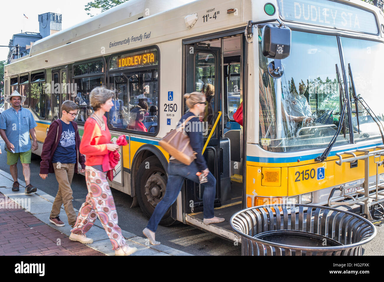 Leute, die auf einen Bus in Harvard Square, Cambridge, MA Stockfoto