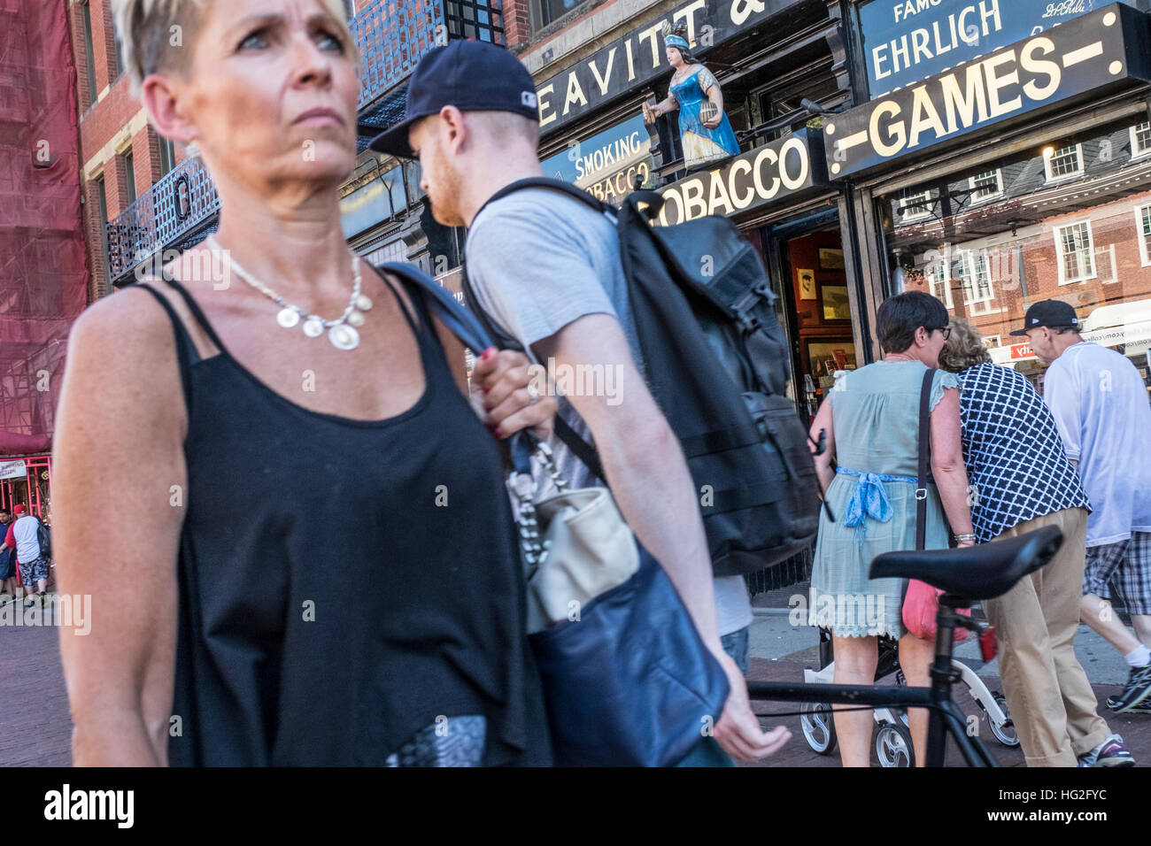 Frau geht auf Mass Ave - Harvard Square, Cambridge, Massachusetts Stockfoto