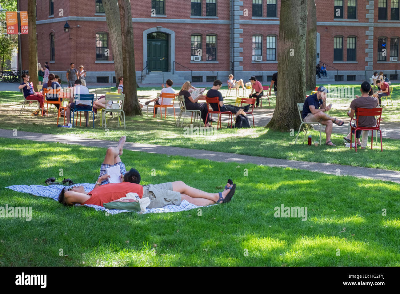 Menschen, die genießen einen schönen warmen Sommertag in Harvard Yard - Harvard Square in Cambridge, Massachusetts Stockfoto