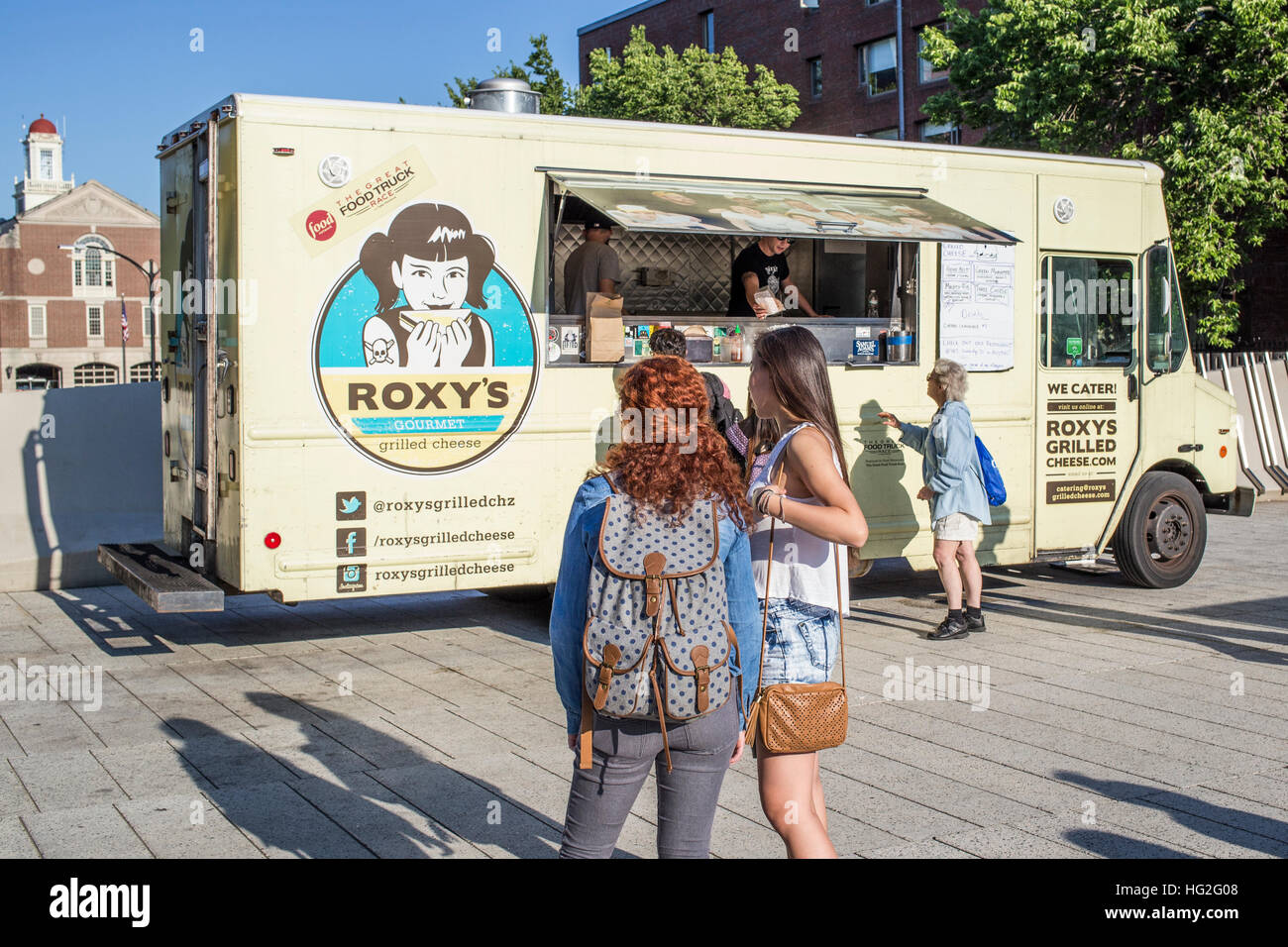 Student, Kauf von Lebensmitteln aus Imbisswagen in Harvard Square, Harvard Square, Cambridge, Massachusetts Stockfoto