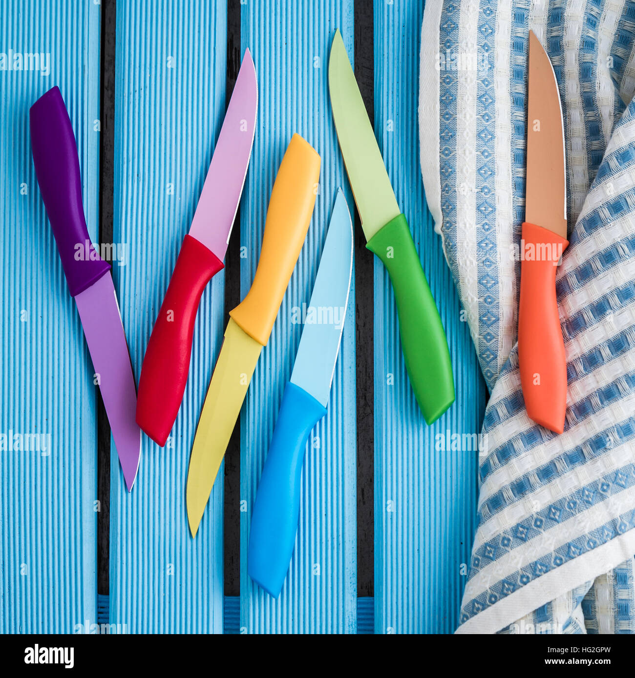 Reihe von bunten Küchenmesser auf Küche Serviette Stockfoto