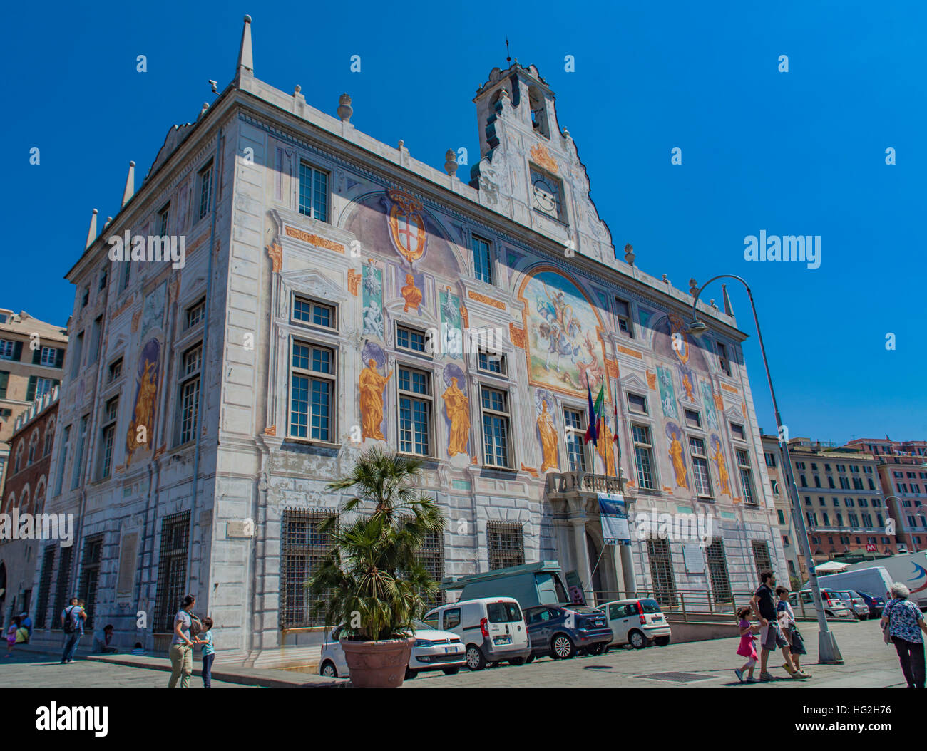 Genua, Italien - 2. Juni 2015: Nicht identifizierten Personen von Palazzo San Giorgio in Genua, Italien. Errichtet im Jahre 1260 und Fassade Stockfoto