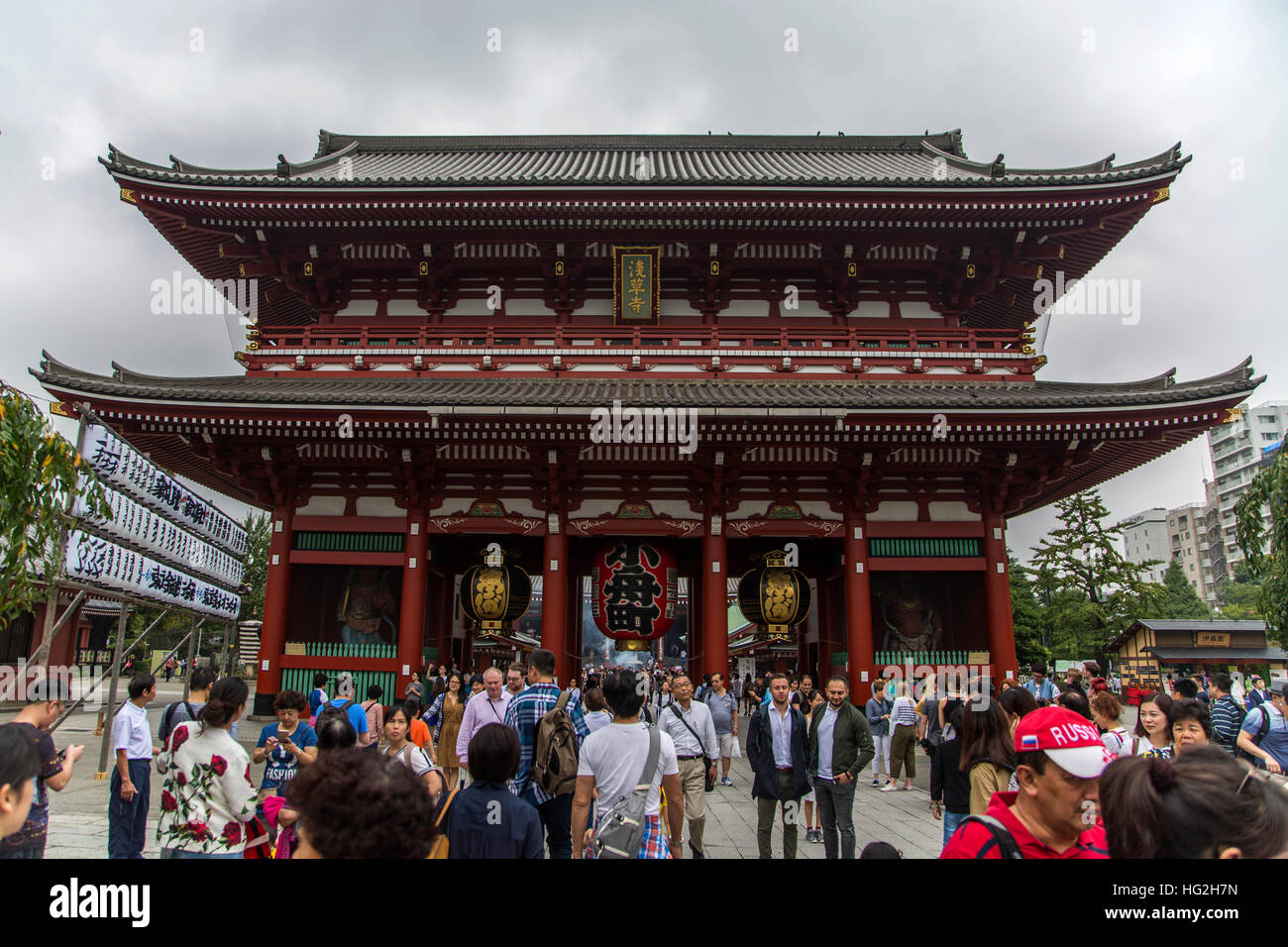 Unindetified Menschen in Asakusa Tempel in Tokio, Japan. Stockfoto