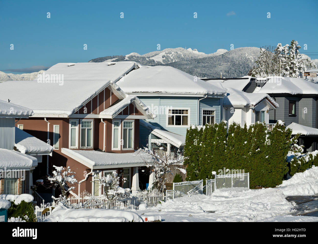 Schneebedeckte Häuser und Berge in Greater Vancouver im Dezember 2016. Stockfoto