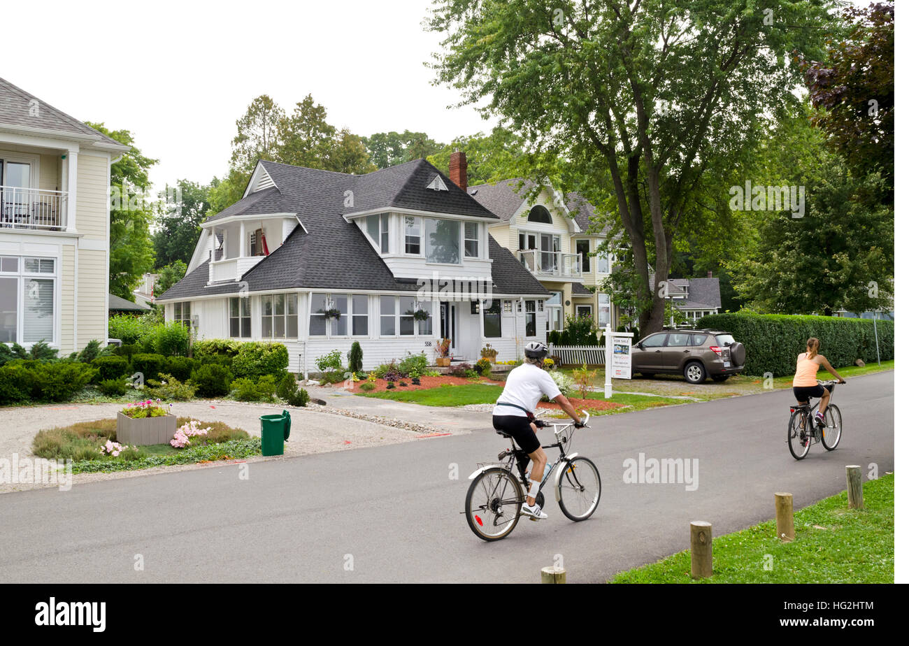 Zwei Personen Fahrrad durch ein Wohnviertel in Niagara-On-The-Lake in Ontario, Kanada. Stockfoto