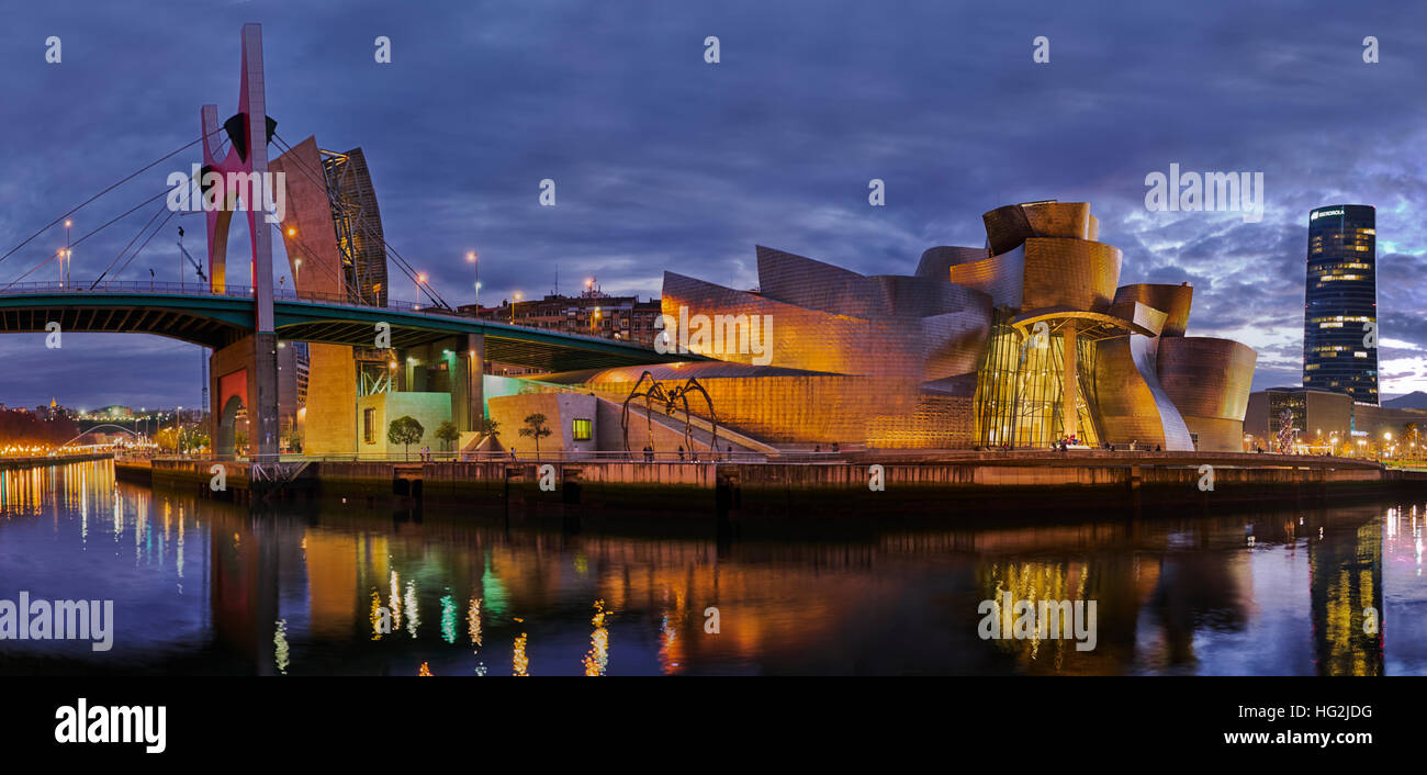 Bilbao, Spanien. 28. Dezember 2016. Panoramablick über das Museo Guggenheim und Iberdrola Turm Stockfoto