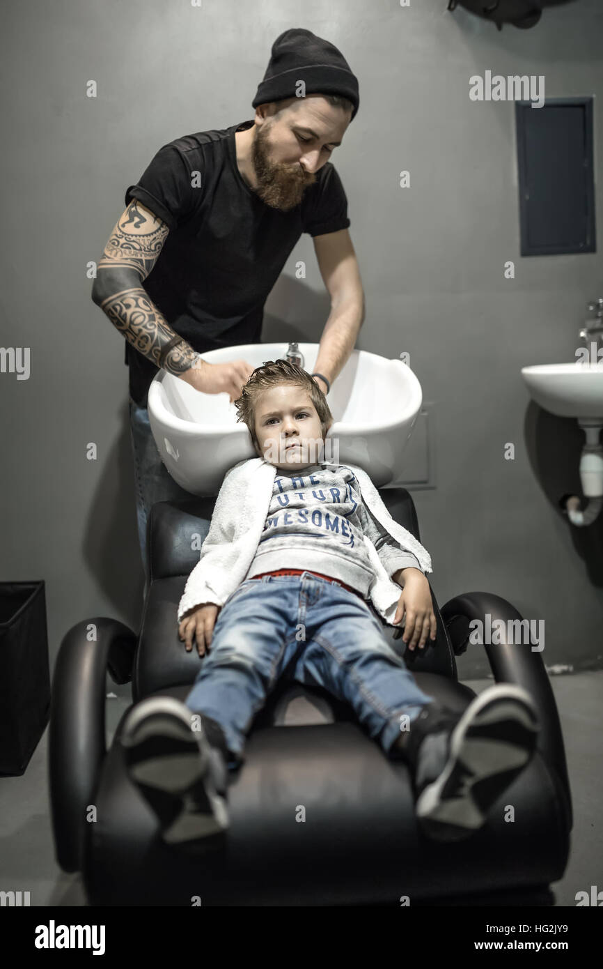 Kleiner Junge im barbershop Stockfoto