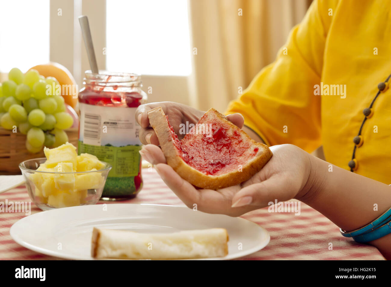 Frau, die Zubereitung des Frühstücks Stockfoto