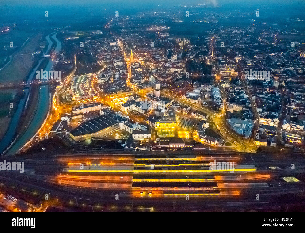 Luftaufnahme, Nacht Schnappschuss Überblick über Hamm mit Zug und Schienen, Hamm, Nachtlicht, Ruhr Aeria, Nordrhein-Westfalen, Deutschland Stockfoto