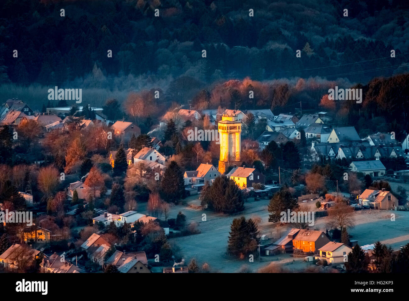 Luftaufnahme, scheint der alte Wasserturm in Bommern bei Sonnenaufgang, wenn der Rest Bommerns noch im Schatten ist. , Witten, Ruhr Aera Stockfoto