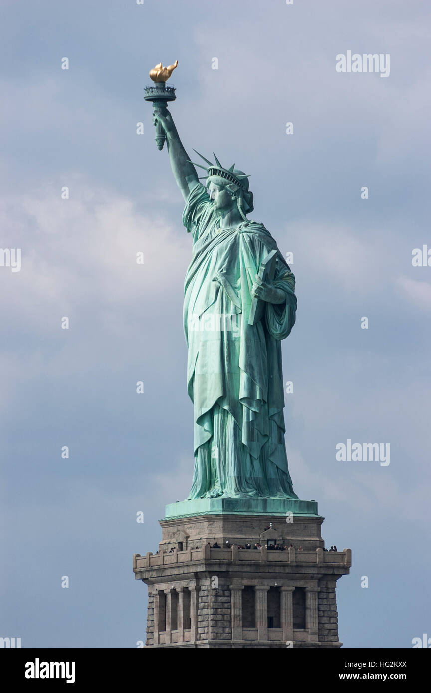 Freiheitsstatue Liberty Seitenansicht mit Wolken im Hintergrund Stockfoto