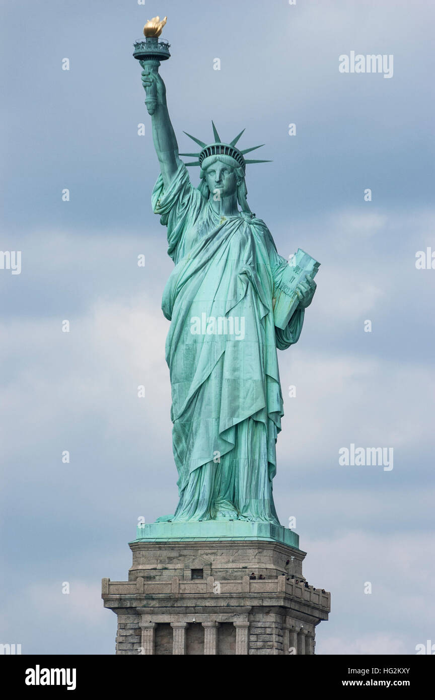 Freiheitsstatue Liberty Vorderansicht mit Wolken im Hintergrund Stockfoto