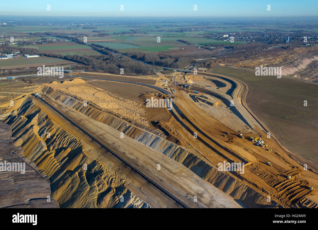 Luftbild, Braunkohle Tagebau mit neuen Autobahn A46 und A540 in Juchen, Braunkohle Tagebau Garzweiler, Rheinland, Stockfoto