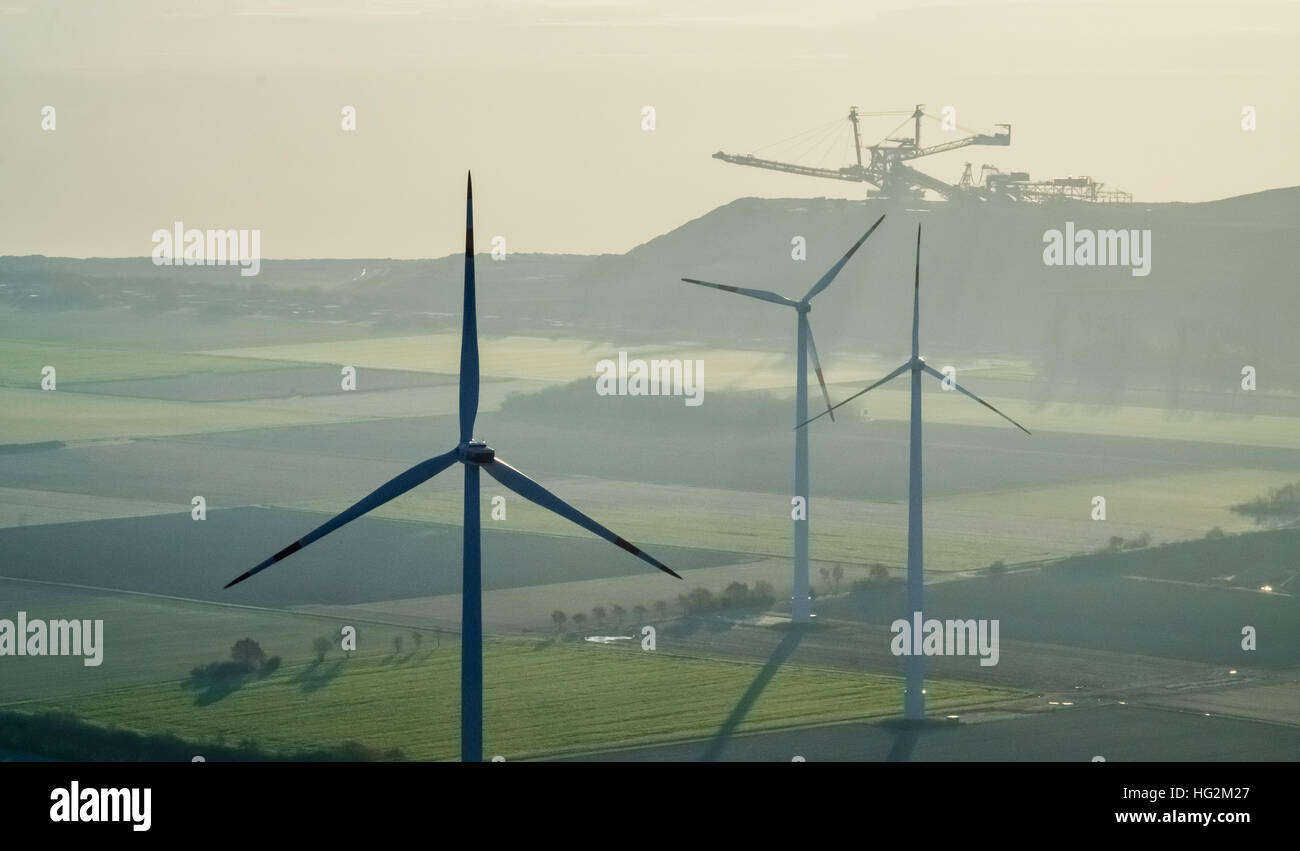 Luftaufnahme, Braunkohle Bagger bei Niederzier Hambach mit Windkraftanlagen, erneuerbare Energien und fossilen Brennstoffen, Elsdorf, Stockfoto