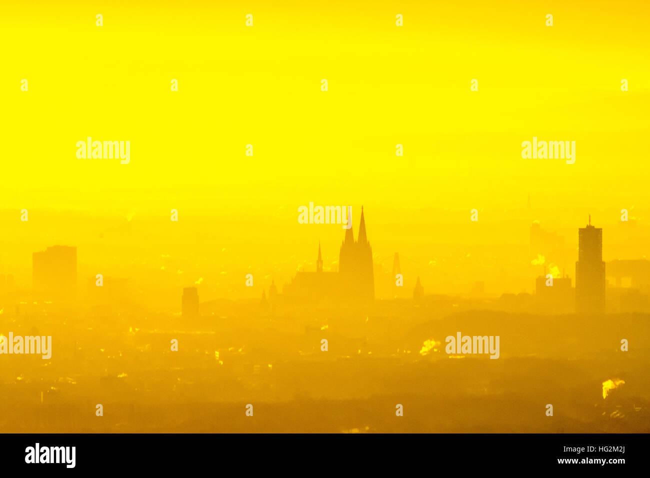 Luftaufnahme, Kölner Dom im Morgennebel von Dormagen, fotografiert von einem Flugzeug, Dom Silhuette aus Köln Stockfoto
