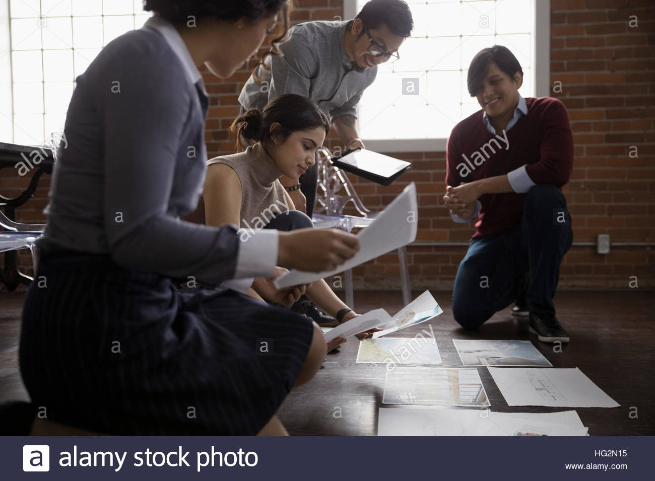 Spanische Designer treffen und Brainstorming Überprüfung Beweise im Konferenzraum Stockfoto