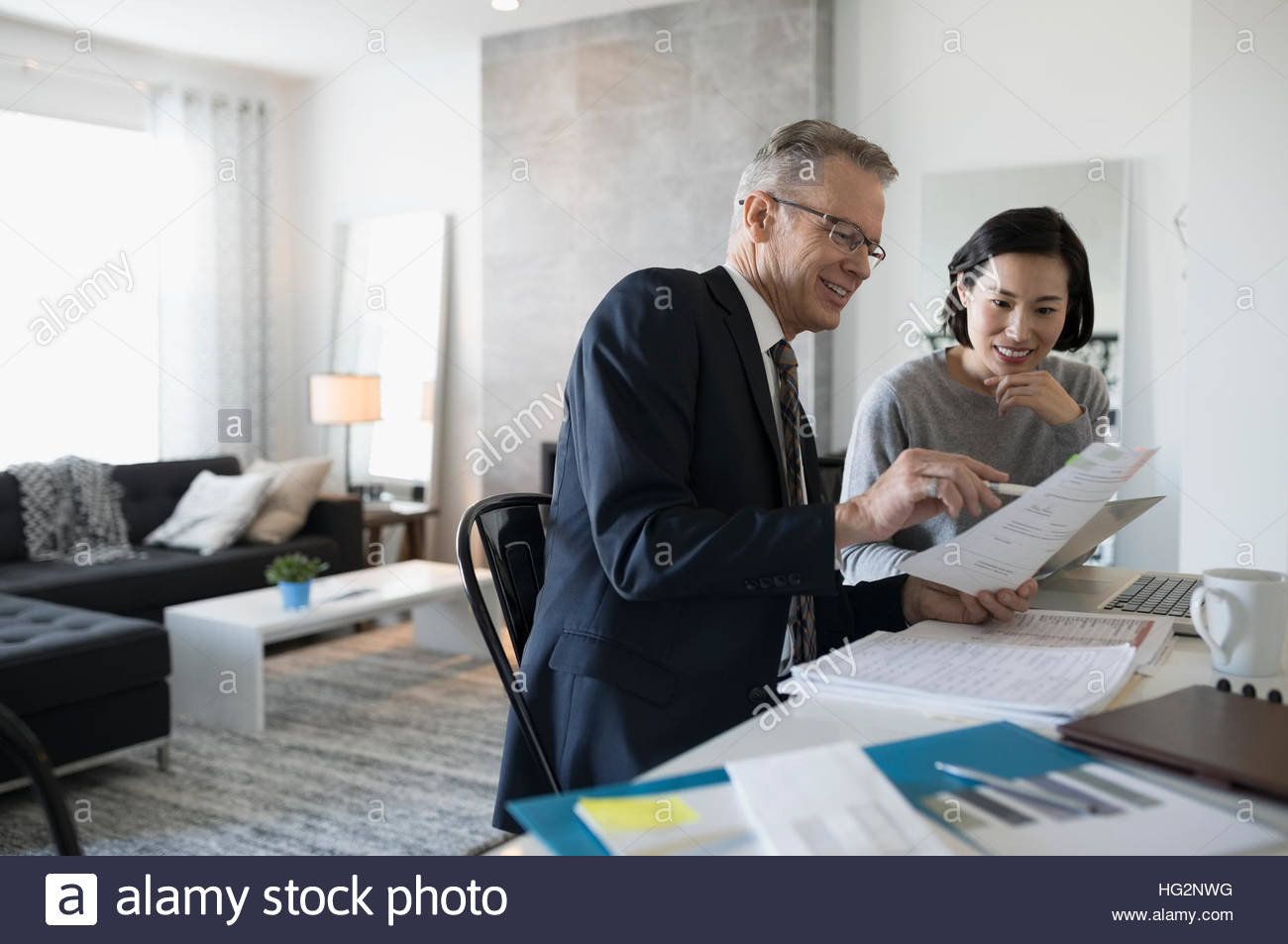 Finanzberater und Frau mit Laptop treffen im Speisesaal Stockfoto