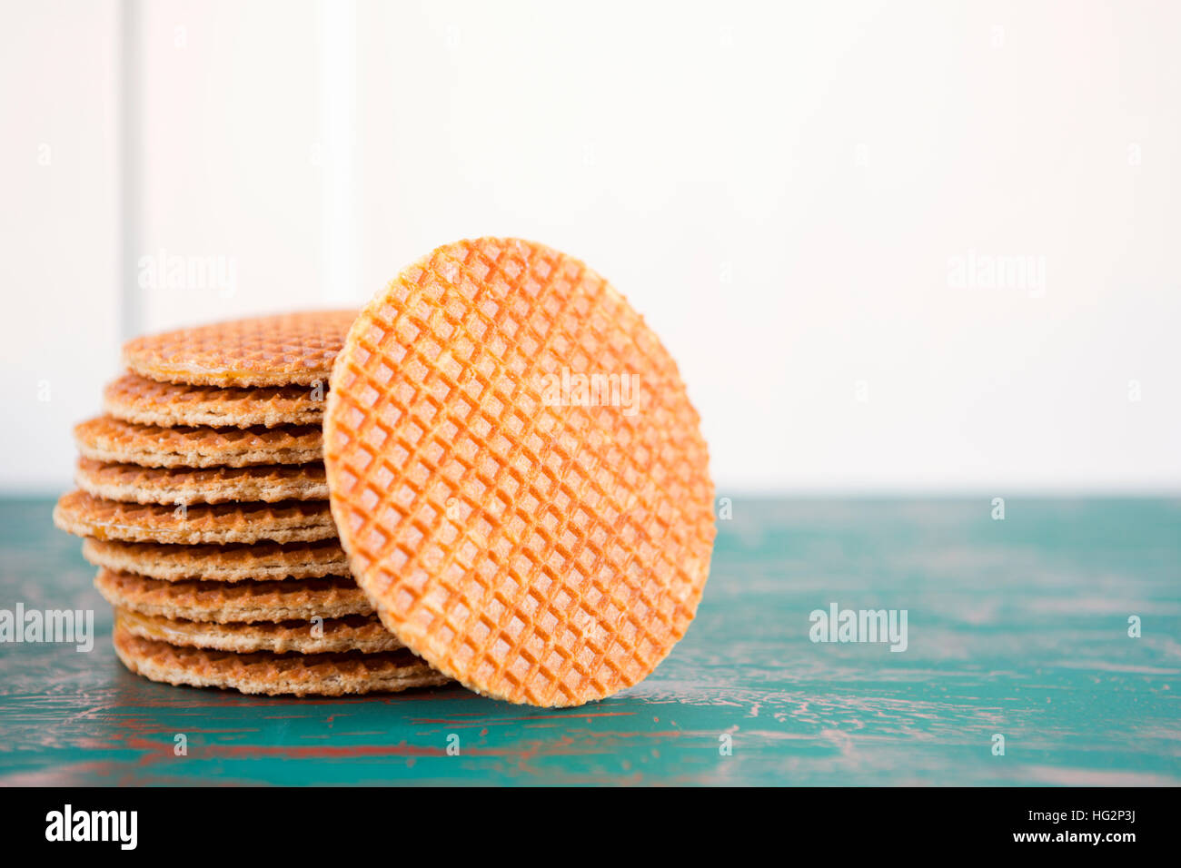 Stapel von holländischen Stroopwafel Cookies oder Karamel Waffeln. Stockfoto