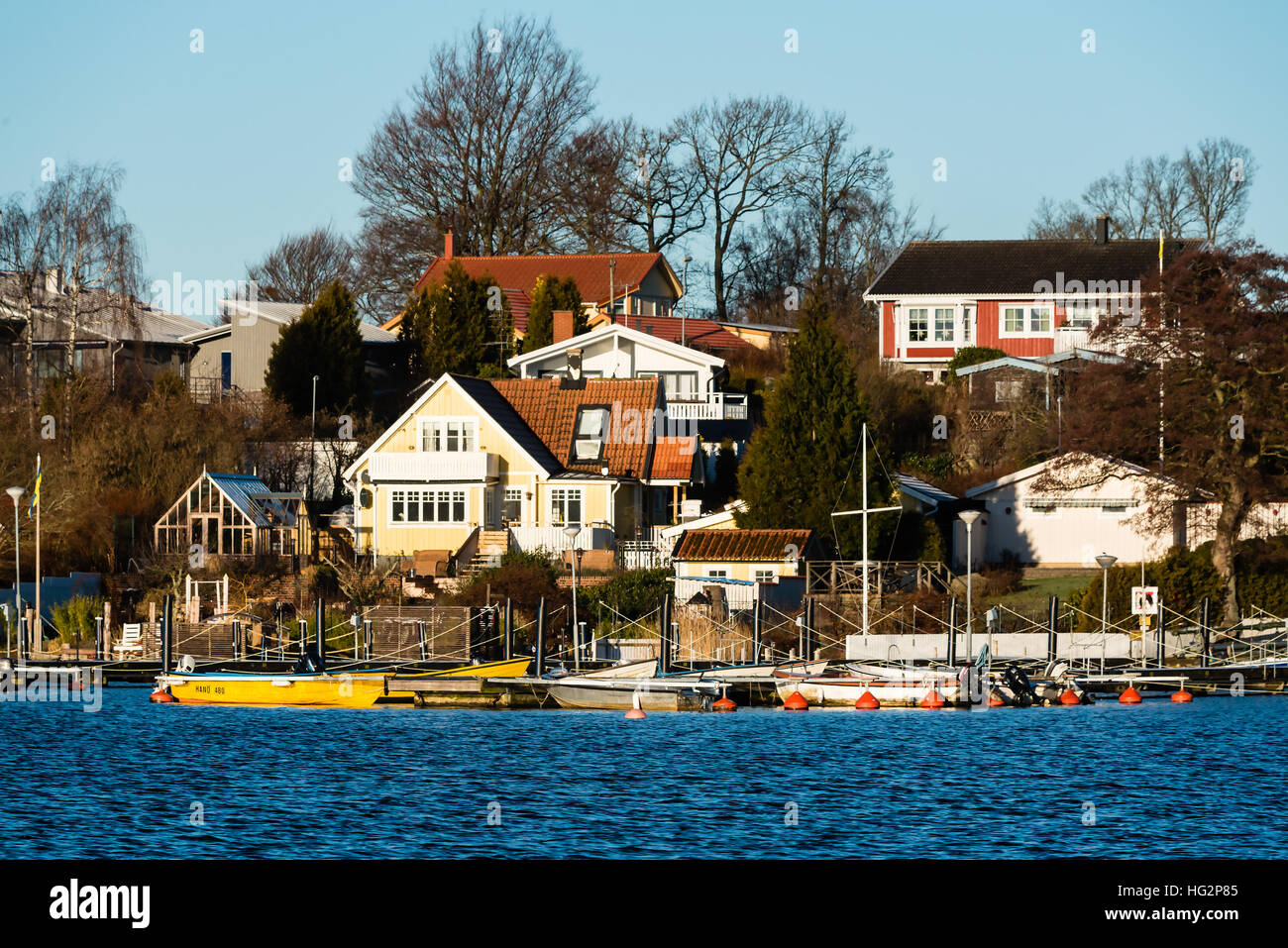 Ronneby, Schweden - 2. Januar 2017: Dokumentation der küstennahen Lebensweise. Der Yachthafen und einigen nahe gelegenen Häusern am Ekenas. Stockfoto