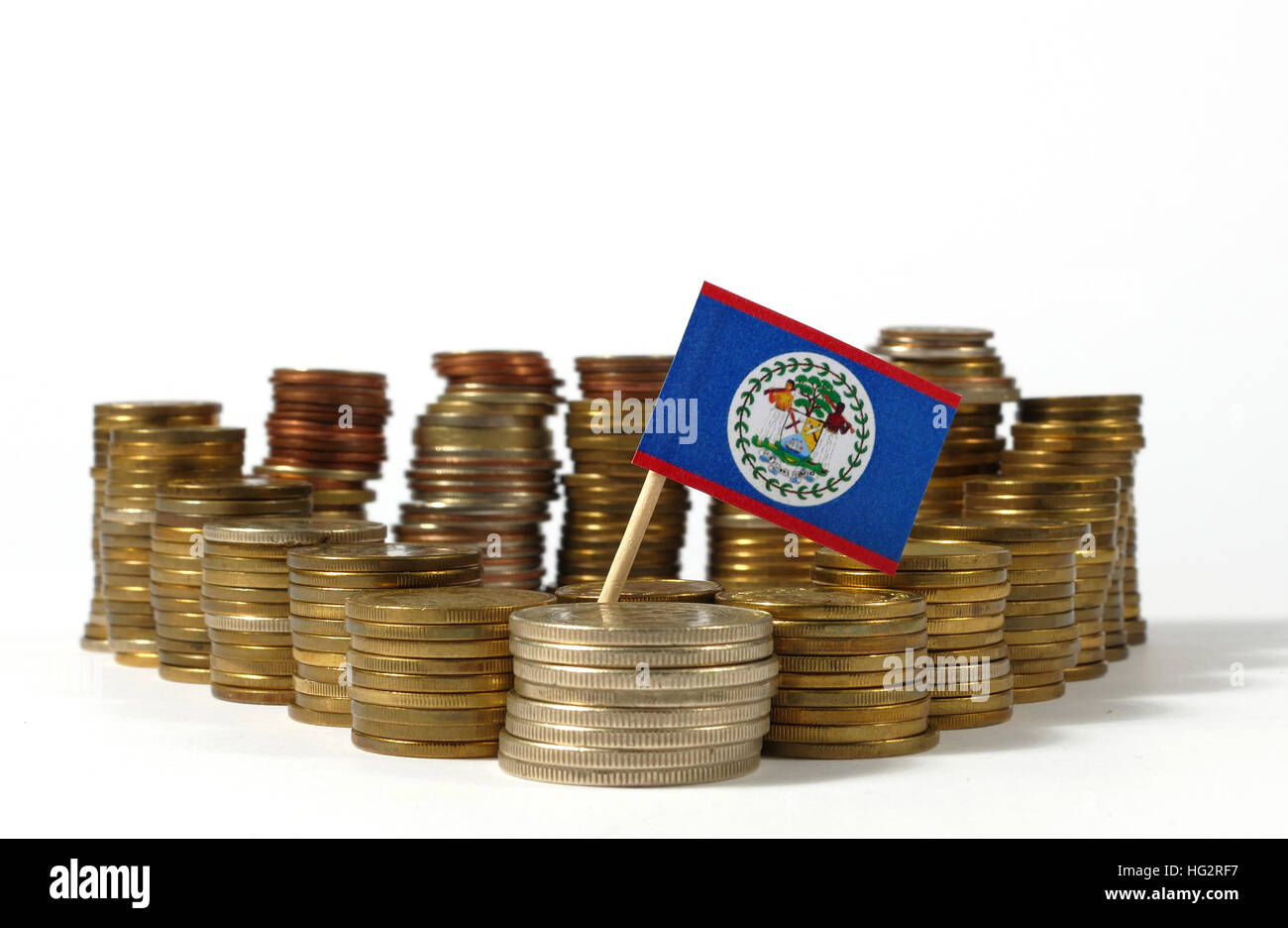 Belize-Fähnchen mit Stapel von Geld Münzen Stockfoto