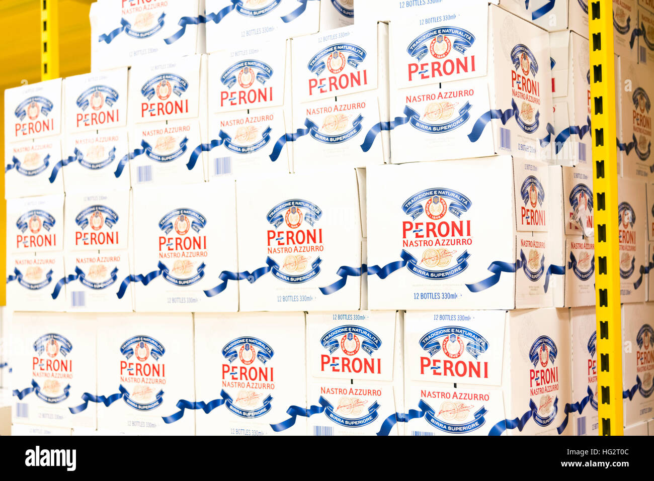 Fälle von Peroni-Bier zu kaufen in einem Supermarkt, UK. Stockfoto