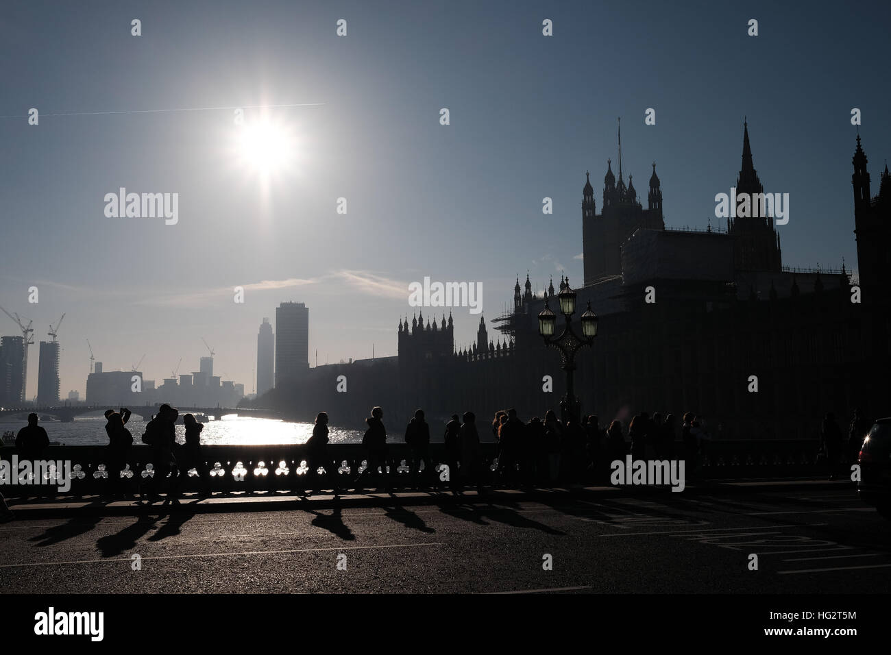 Die Westminster Bridge Schatten Early Misty morgen mit Pendler gehen über die Brücke in Richtung Parlament. Stockfoto