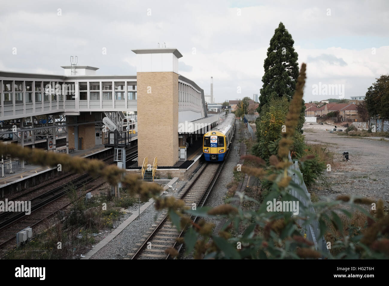 London overground Zug am neuen Kreuz Tor Bahnhof Stockfoto