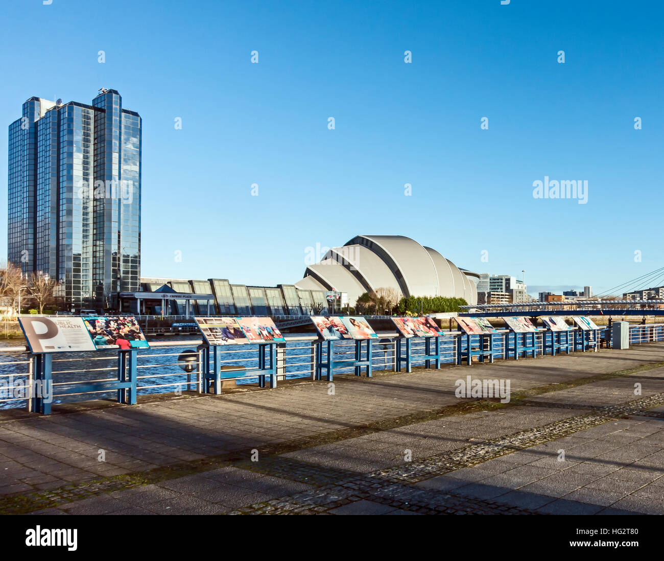 Gesundheit zeigt durch Glocken Brücke auf dem Fluss Clyde in Glasgow Schottland Stockfoto