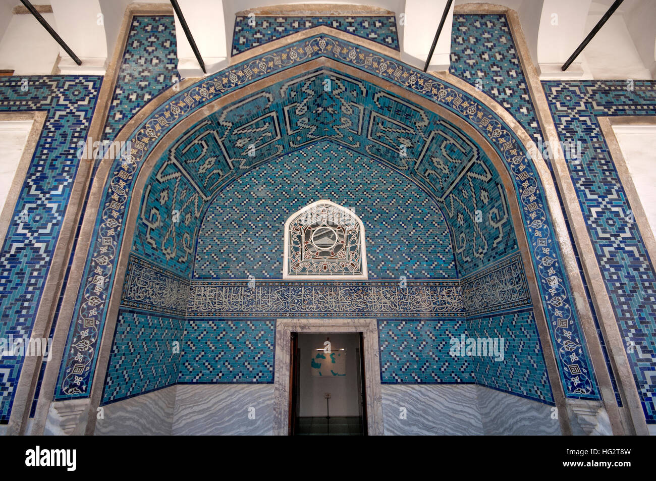 Die gefliest Kiosk befindet sich ein Pavillon inmitten der Außenwände des Topkapi Palast und Termine von 1472 wie gezeigt auf die Fliese Schrift über dem Haupteingang. Es entstand durch den osmanischen Sultan Mehmed II als Lustschloss oder Kiosk. Es liegt in der äußersten Teile des Schlosses, neben Gulhane Park. Es hieß auch verglast, Kiosk Stockfoto