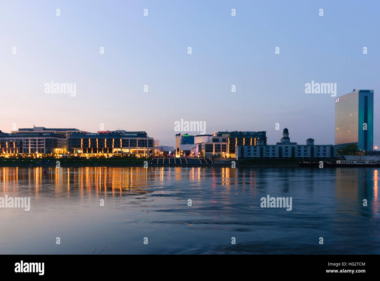 Bratislava (Preßburg): Donau mit Bürogebäude 'River Place', Slowakischen Nationaltheater, Tower 115 (von links nach rechts), Slowakei Stockfoto