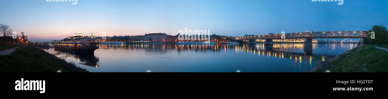 Bratislava (Preßburg): Panorama auf die Donau mit der neuen Brücke, die Pressburg, das Slowakische Nationalmuseum und die alte Brücke (von links nach rechts), Stockfoto