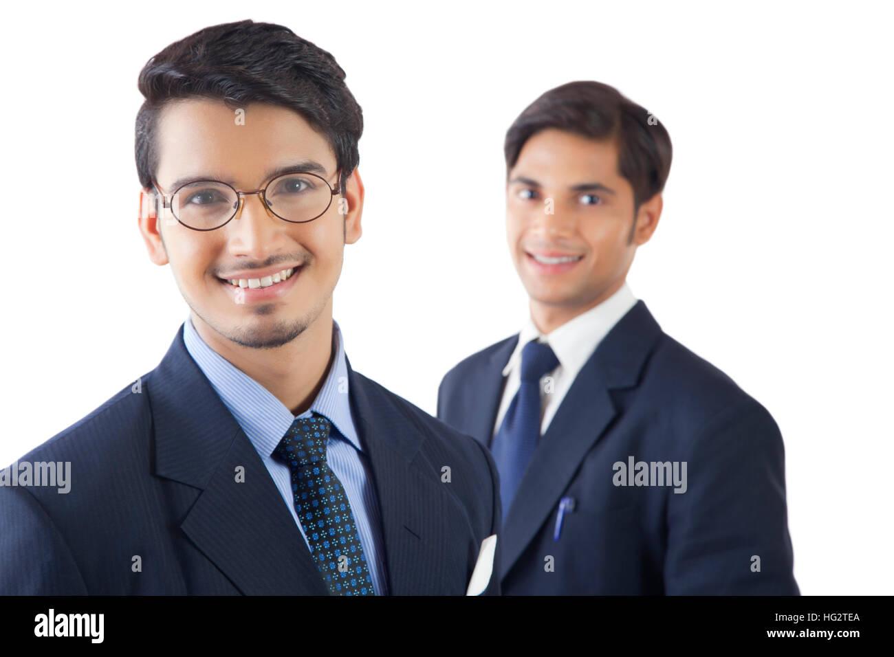 Zwei lächelnde junge Männer vor weißem Hintergrund Stockfoto