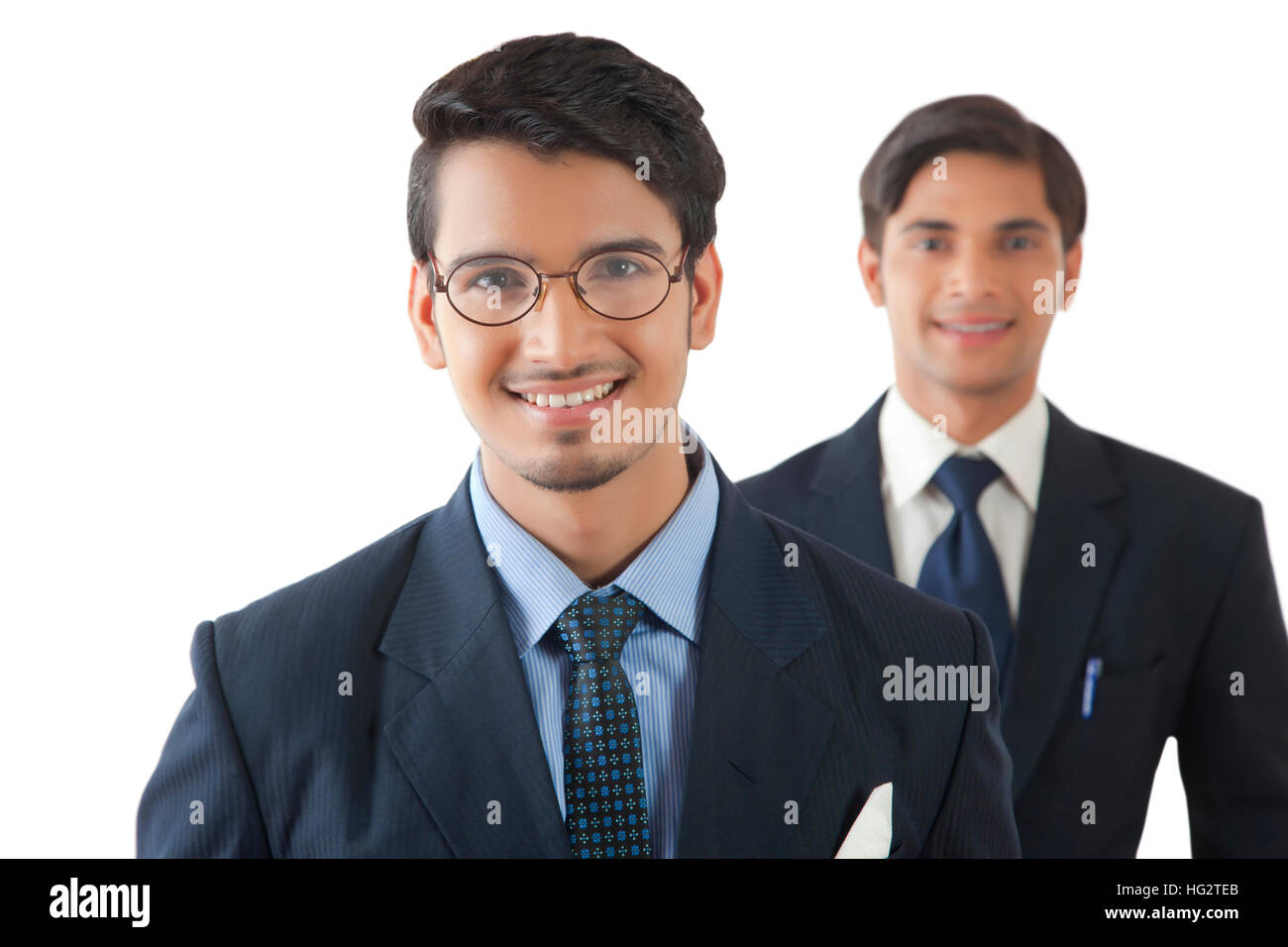 Zwei lächelnde junge Männer vor weißem Hintergrund Stockfoto