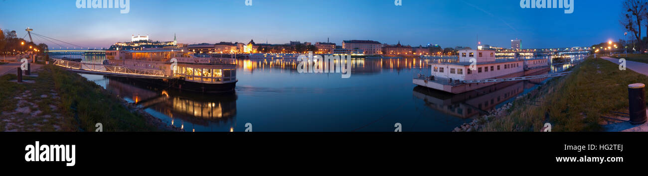 Bratislava (Preßburg): Panorama auf die Donau mit der neuen Brücke, die Pressburg, das Slowakische Nationalmuseum und die alte Brücke (von links nach rechts), Stockfoto